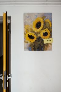 Das Wort Blume auf einem Sonnenblumenfoto gepostet